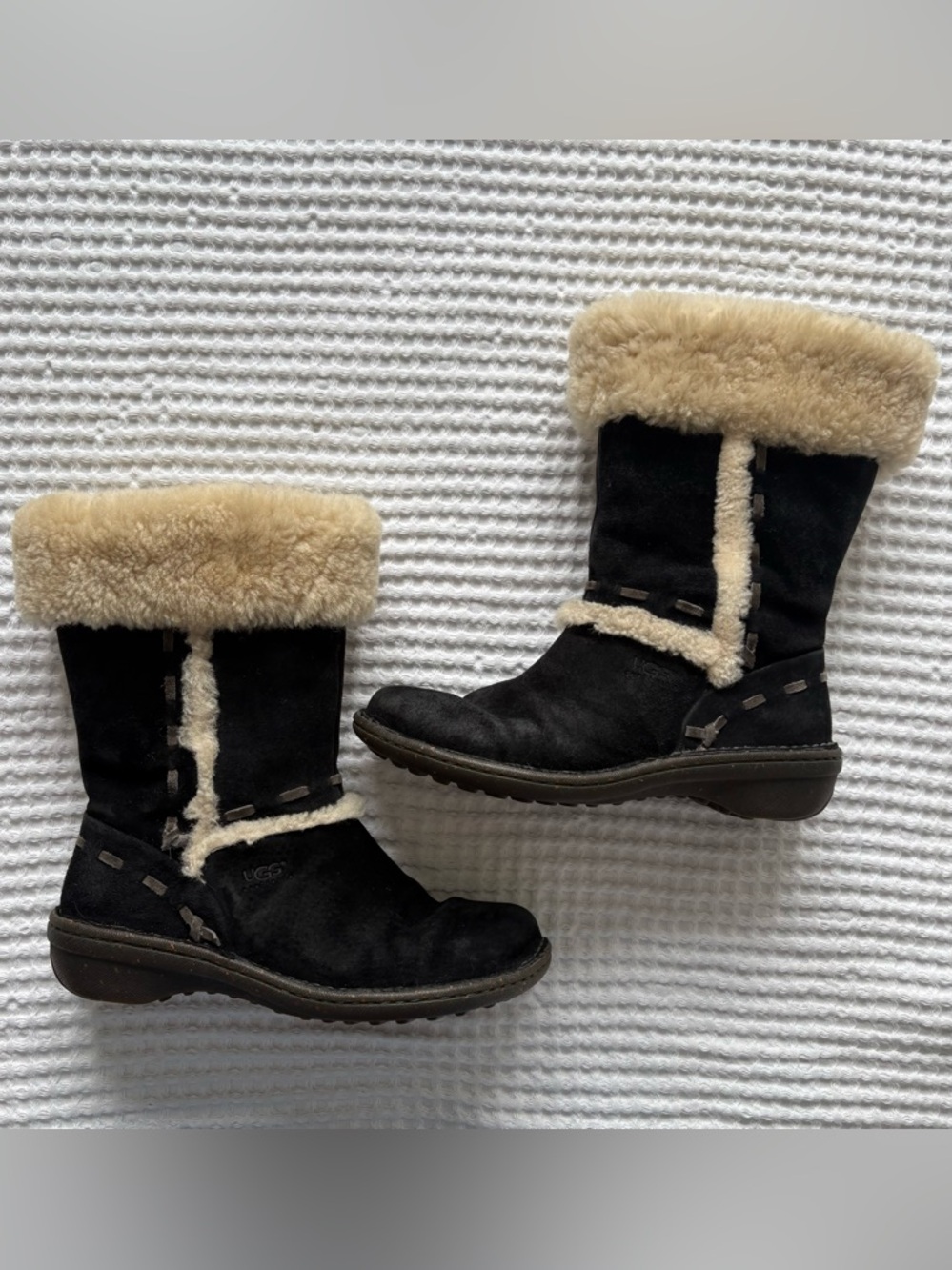 UGG Australia Elijo Black Sheepskin Whipstitch Boots - Women's Size 7 - #5674 - Picture 2 of 9